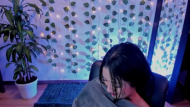 mariiana-diaz online show from February 4, 2025, 6:49 pm