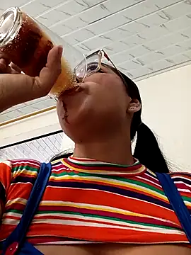 -VICKKY online show from October 31, 2025, 2:18 pm