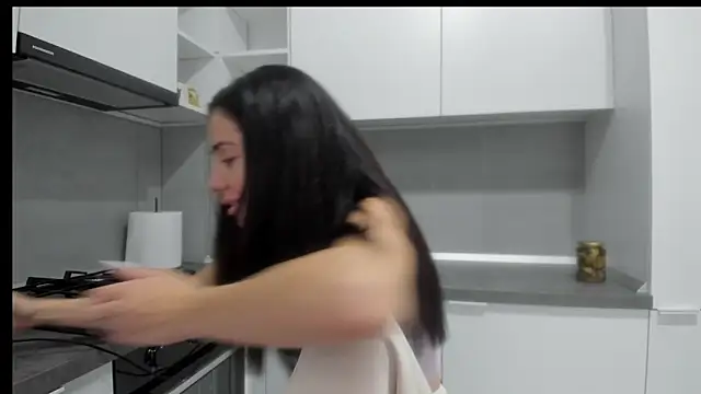 Emmapmg online show from November 18, 2025, 10:31 am