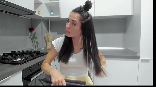 Emmapmg online show from November 30, 2025, 12:36 am