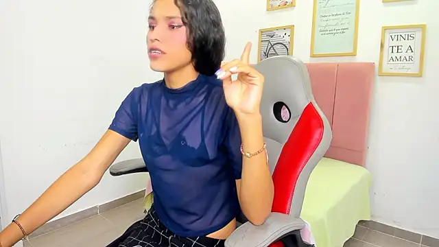 Snapshot of Evelin_shy chatting on November 7, 2025, 3:17 am Evelin shy online show from November 7, 2025, 3:17 am