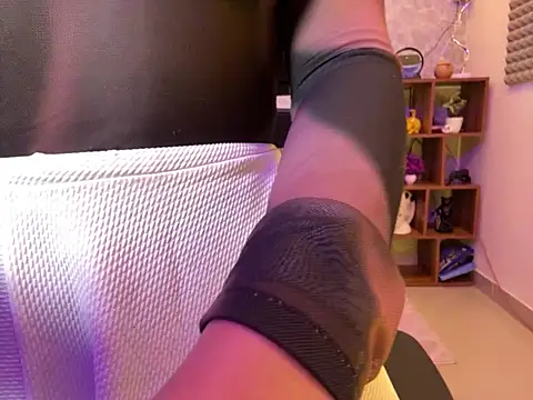 Snapshot of MidnightFlame chatting on February 5, 2025, 8:14 pm MidnightFlame online show from February 5, 2025, 8:14 pm