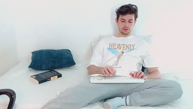 Elio555 online show from December 13, 2024, 11:28 pm