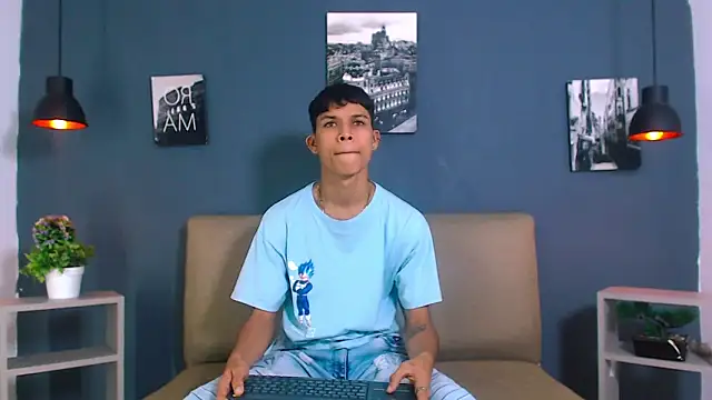 Snapshot of Levis_Montes chatting on December 16, 2024, 12:49 pm Levis Montes online show from December 16, 2024, 12:49 pm