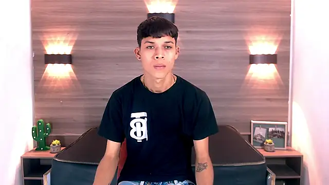 Snapshot of Levis_Montes chatting on December 19, 2024, 12:34 pm Levis Montes online show from December 19, 2024, 12:34 pm