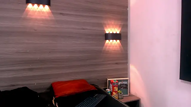 Snapshot of Levis_Montes chatting on December 19, 2024, 6:45 pm Levis Montes online show from December 19, 2024, 6:45 pm