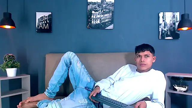 Snapshot of Levis_Montes chatting on December 24, 2024, 1:39 pm Levis Montes online show from December 24, 2024, 1:39 pm