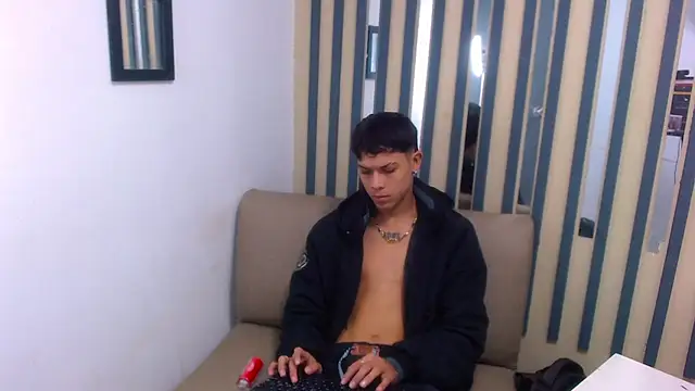 Snapshot of Levis_Montes chatting on December 27, 2024, 3:04 pm Levis Montes online show from December 27, 2024, 3:04 pm