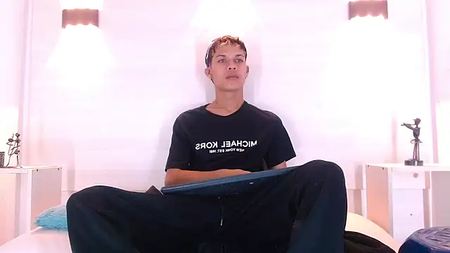 Snapshot of Levis_Montes chatting on January 27, 2025, 2:13 pm Levis Montes online show from January 27, 2025, 2:13 pm