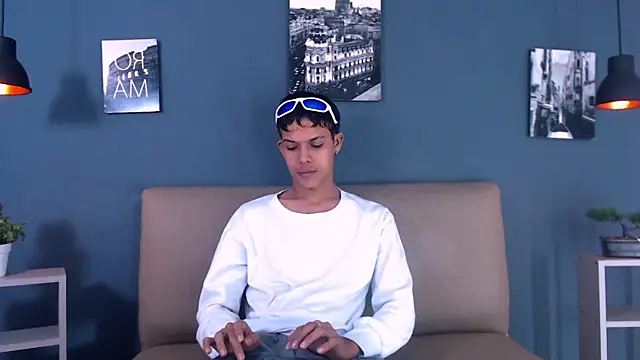 Snapshot of Levis_Montes chatting on February 5, 2025, 7:42 pm Levis Montes online show from February 5, 2025, 7:42 pm