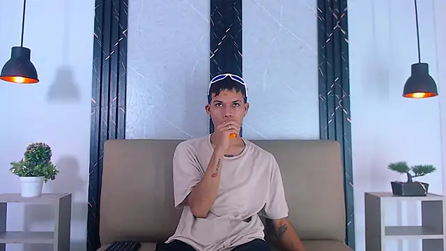 Snapshot of Levis_Montes chatting on February 12, 2025, 7:24 pm Levis Montes online show from February 12, 2025, 7:24 pm