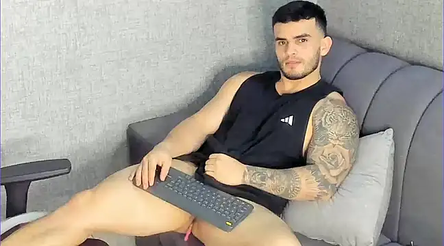 Snapshot of Ricardogo19 chatting on February 18, 2025, 12:04 am Ricardogo19 online show from February 18, 2025, 12:04 am
