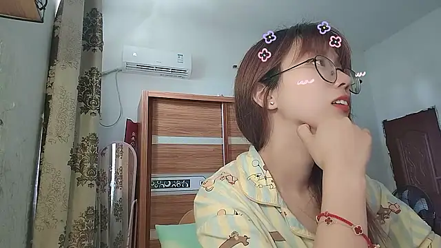 Lili 666 online show from May 25, 2026, 5:57 am