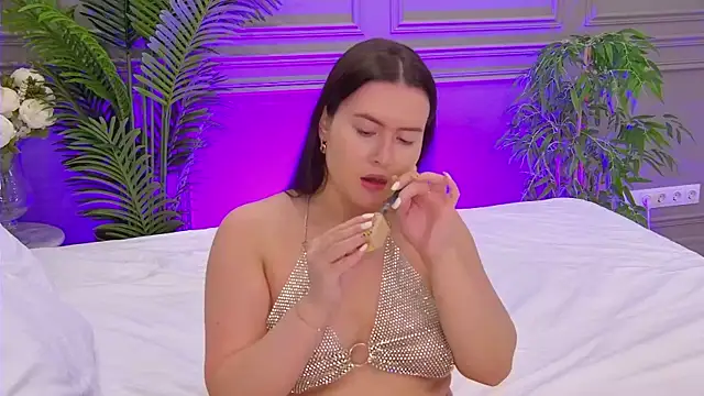 TrishaWinslet online show from October 19, 2025, 6:47 am