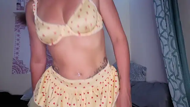 urdesire25 online show from June 4, 2026, 5:02 am