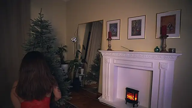 Snapshot of Leona_Mell chatting on December 16, 2024, 1:21 am Leona Mell online show from December 16, 2024, 1:21 am