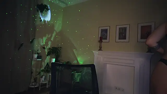 Snapshot of Leona_Mell chatting on February 25, 2025, 7:03 pm Leona Mell online show from February 25, 2025, 7:03 pm