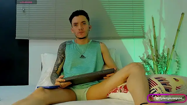 Snapshot of Tylergiuseppe_ chatting on December 13, 2024, 10:34 pm Tylergiuseppe  online show from December 13, 2024, 10:34 pm