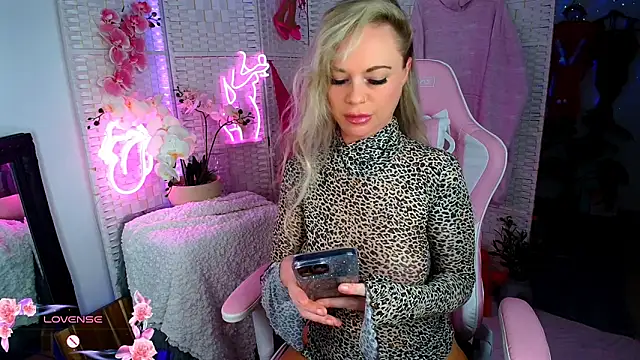 Snapshot of EllieKarrX chatting on December 12, 2024, 8:57 am EllieKarrX online show from December 12, 2024, 8:57 am