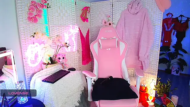 Snapshot of EllieKarrX chatting on February 3, 2025, 12:04 am EllieKarrX online show from February 3, 2025, 12:04 am