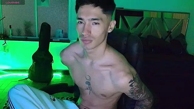 Snapshot of Damon__333 chatting on November 2, 2025, 11:29 pm Damon 333 online show from November 2, 2025, 11:29 pm