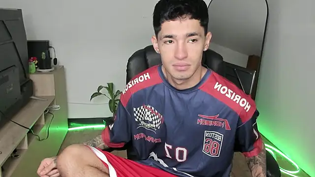 Snapshot of Damon__333 chatting on December 18, 2025, 8:37 pm Damon 333 online show from December 18, 2025, 8:37 pm