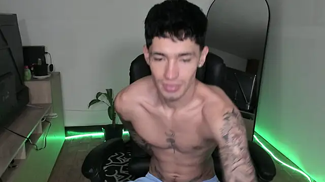 Snapshot of Damon__333 chatting on December 21, 2025, 10:39 pm Damon 333 online show from December 21, 2025, 10:39 pm