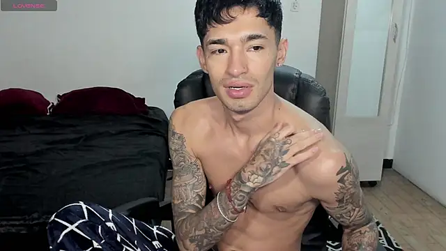 Snapshot of Damon__333 chatting on February 16, 2026, 1:02 am Damon 333 online show from February 16, 2026, 1:02 am