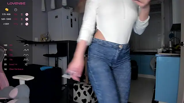 Snapshot of wwildfox chatting on February 27, 2025, 8:53 pm wwildfox online show from February 27, 2025, 8:53 pm