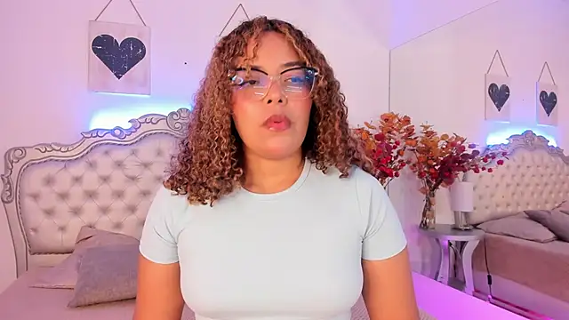 NiaColusi online show from September 8, 2025, 6:07 pm