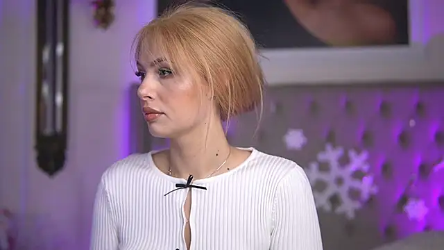 Snapshot of AdelineKing chatting on December 23, 2024, 3:40 am AdelineKing online show from December 23, 2024, 3:40 am