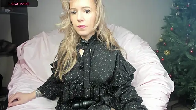 foxy blond online show from December 27, 2024, 9:28 am