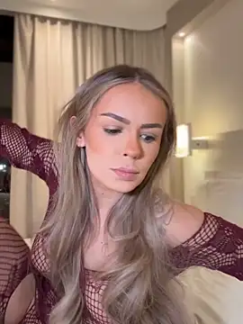 Snapshot of HotBella- chatting on February 15, 2026, 6:04 pm HotBella- online show from February 15, 2026, 6:04 pm