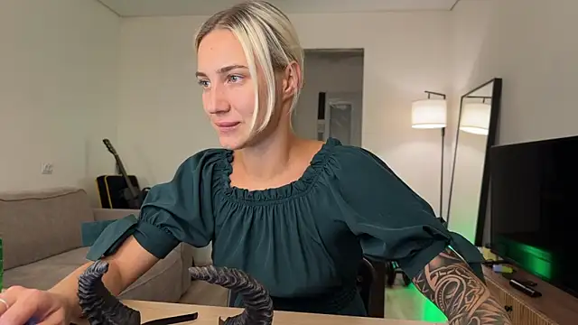 AnneBall online show from October 31, 2025, 3:24 pm