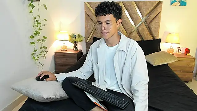 Snapshot of nickolas_moon chatting on October 29, 2025, 9:05 pm nickolas moon online show from October 29, 2025, 9:05 pm