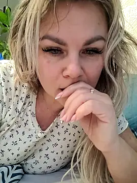 candy queeen online show from November 25, 2025, 6:24 am