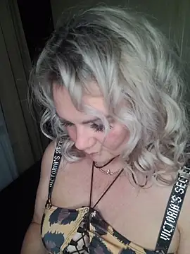 Snapshot of candy_queeen chatting on June 10, 2026, 8:52 pm candy queeen online show from June 10, 2026, 8:52 pm