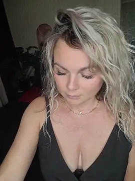Snapshot of candy_queeen chatting on June 18, 2026, 1:48 pm candy queeen online show from June 18, 2026, 1:48 pm