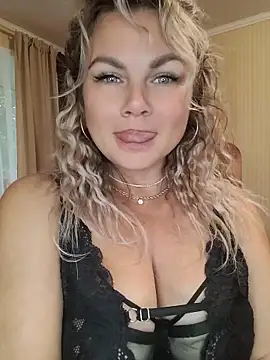 Snapshot of candy_queeen chatting on July 2, 2026, 4:40 am candy queeen online show from July 2, 2026, 4:40 am