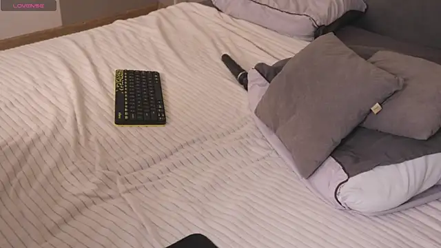 Victoria Thomsons1 online show from April 16, 2026, 2:40 pm