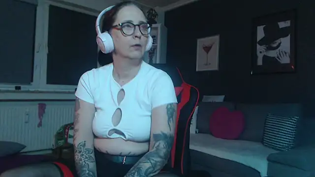 Snapshot of EiskalterEngel74 chatting on January 10, 2025, 11:18 pm EiskalterEngel74 online show from January 10, 2025, 11:18 pm