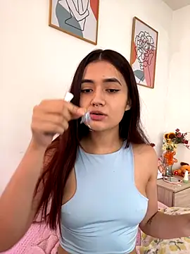 Snapshot of HallieLemon1 chatting on October 10, 2025, 3:55 pm HallieLemon1 online show from October 10, 2025, 3:55 pm