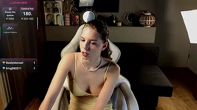 Snapshot of AyreenMoore chatting on September 15, 2025, 4:29 pm AyreenMoore online show from September 15, 2025, 4:29 pm