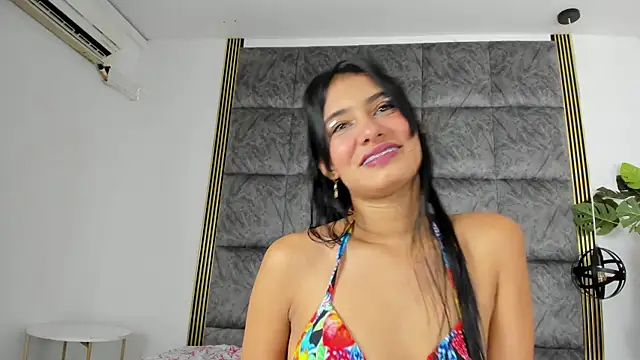 LaurenRodriiguez online show from January 18, 2025, 12:47 pm
