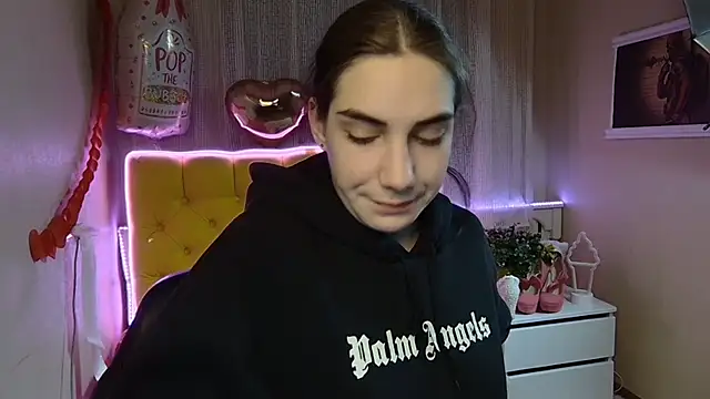Snapshot of NikaStark_ chatting on March 1, 2025, 7:15 pm NikaStark  online show from March 1, 2025, 7:15 pm