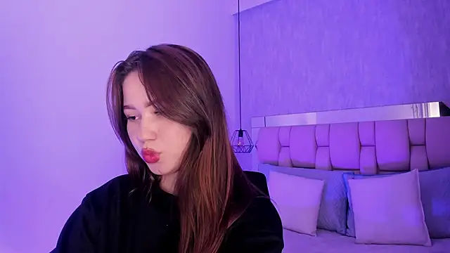 Snapshot of Roxie-Summers11 chatting on February 14, 2025, 7:33 pm Roxie-Summers11 online show from February 14, 2025, 7:33 pm