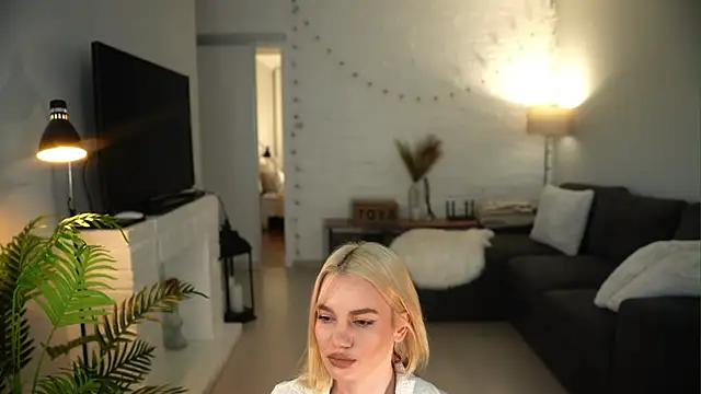 Heidi11 online show from April 24, 2026, 3:36 pm