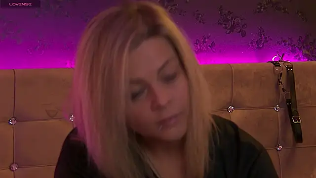 Snapshot of ZoeMesmerize chatting on November 6, 2025, 11:00 am ZoeMesmerize online show from November 6, 2025, 11:00 am