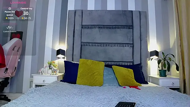 Julianewell online show from February 11, 2026, 12:32 pm