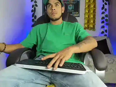 Snapshot of mikee_scooth chatting on January 19, 2025, 8:30 pm mikee scooth online show from January 19, 2025, 8:30 pm